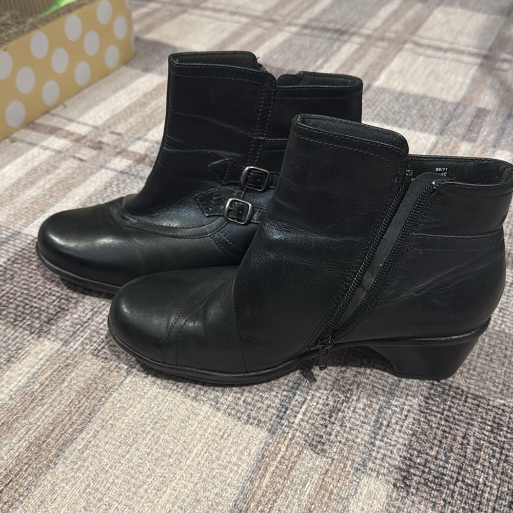 CLARKS Leather ankle boot , size 7W - Picture 4 of 14
